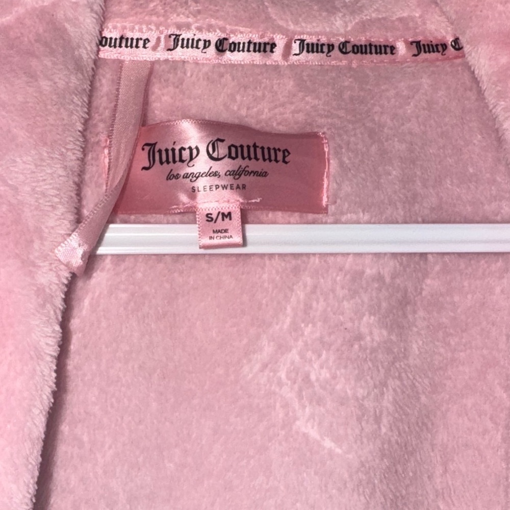Juicy Couture Light Pink Plush Embossed Crown Robe - Picture 4 of 4
